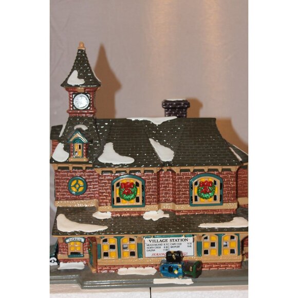Dept 56 Snow Village - Village Station - Picture 3 of 9